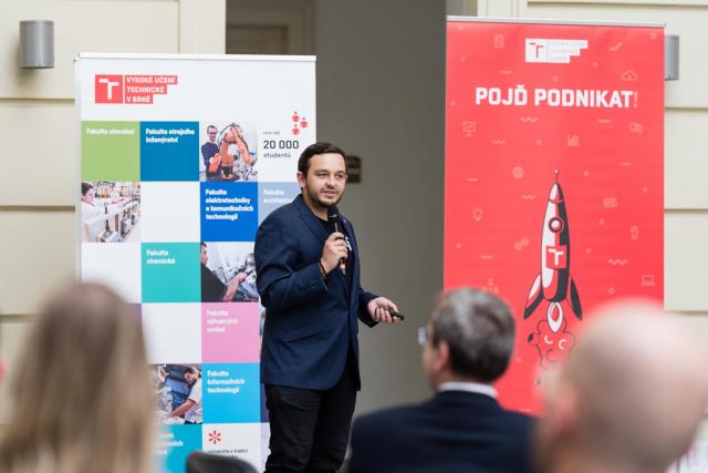 Vítěz aktuálního ročníku Ceny podnikavosti Pavel Šafl z FEKT tvoří pomůcky pro IT vzdělávání | Autor: Jan Prokopius
