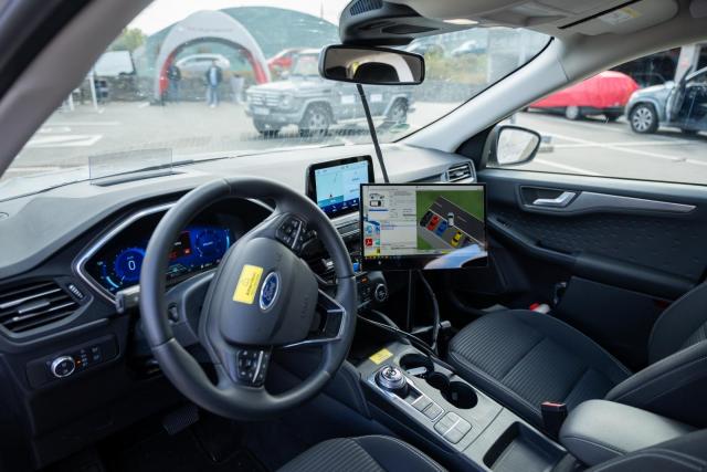 Před sebou řidič vidí prázdnou silnici, ale na monitoru vidí virtuální prostředí, na které auto reaguje | Autor: Václav Koníček