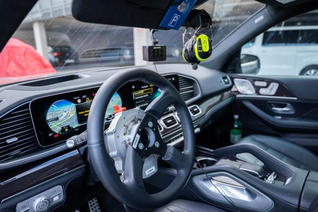Před sebou řidič vidí prázdnou silnici, ale na monitoru vidí virtuální prostředí, na které auto reaguje | Autor: Václav Koníček