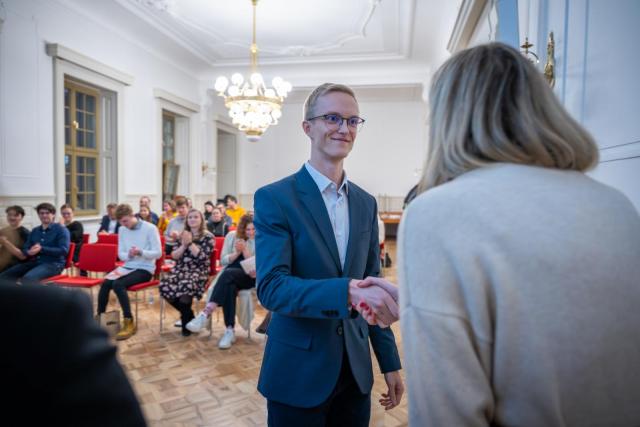 Jan Holba z FEKT přijímá gratulaci porotců za první místo v přehlídce 8 z VUT | Autor: Václav Koníček