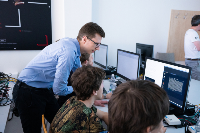 Člen výzkumného týmu Willi Lazarov se studenty Gymnázia Matyáše Lercha při testování Kybernetické arény | Autor: Nikola Číková