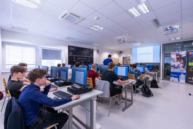 Studenti Střední průmyslové školy Třebíč v průběhu testování herních scénářů, které nabízí Kybernetická aréna | Autor: Nikola Číková